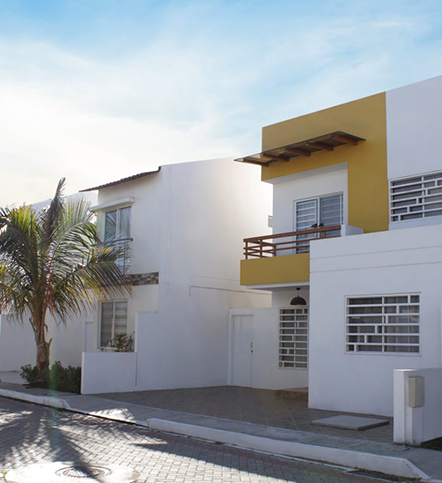 Casas, suites y departamentos en venta al pie del mar. Playas, Village